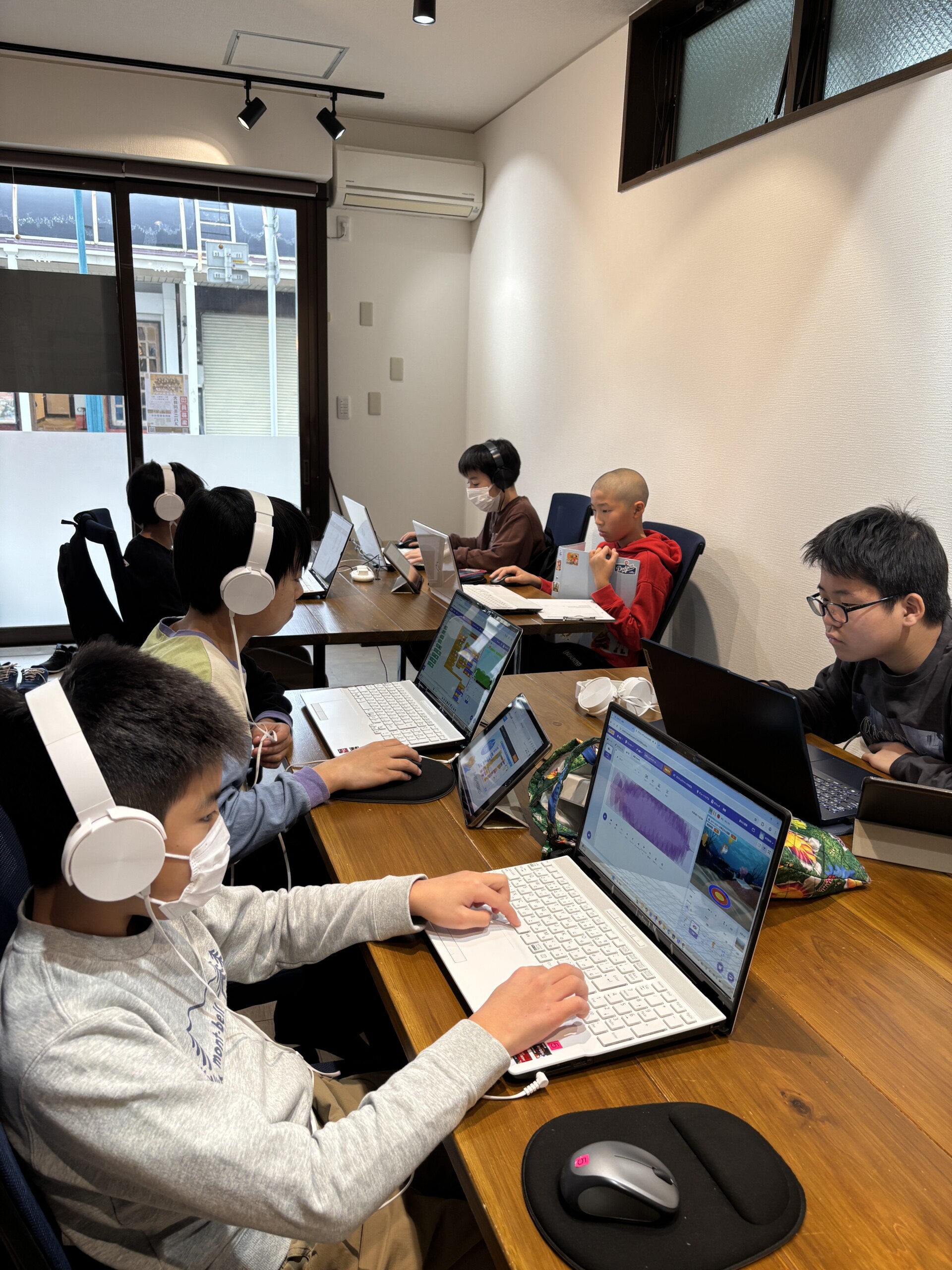 作品づくりに取り組む生徒の様子