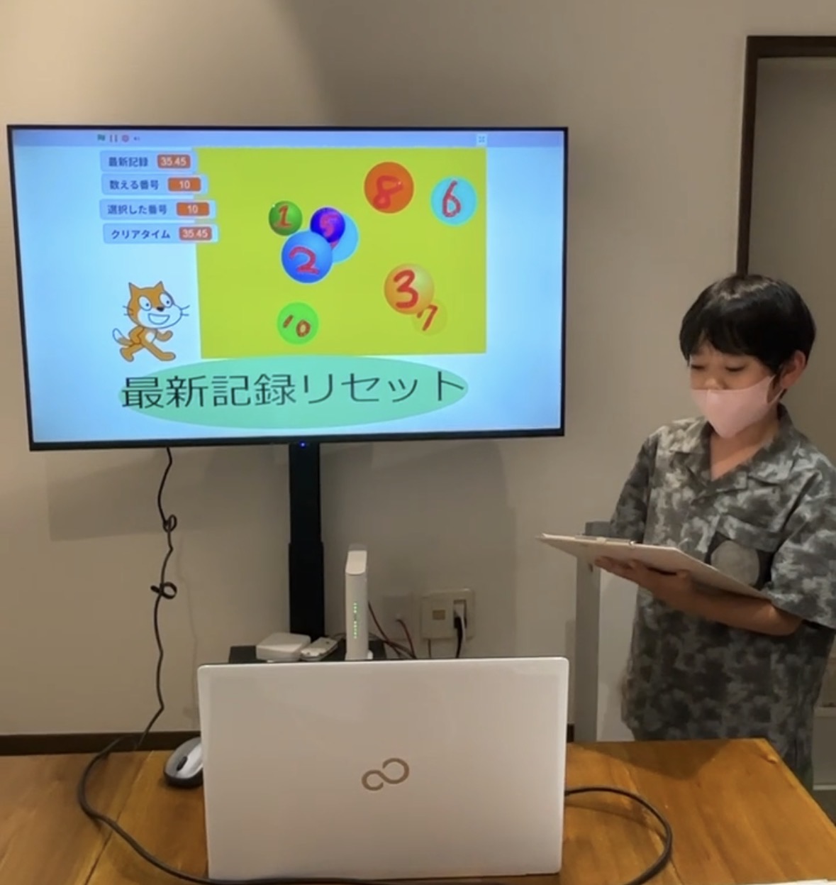 作品を発表する生徒の様子