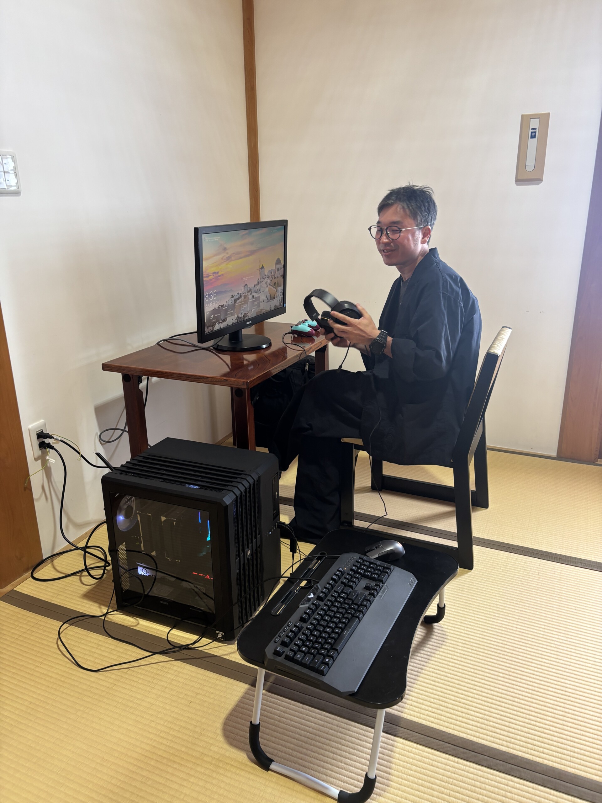 ゲーミングPCでゲームを体験する子ども