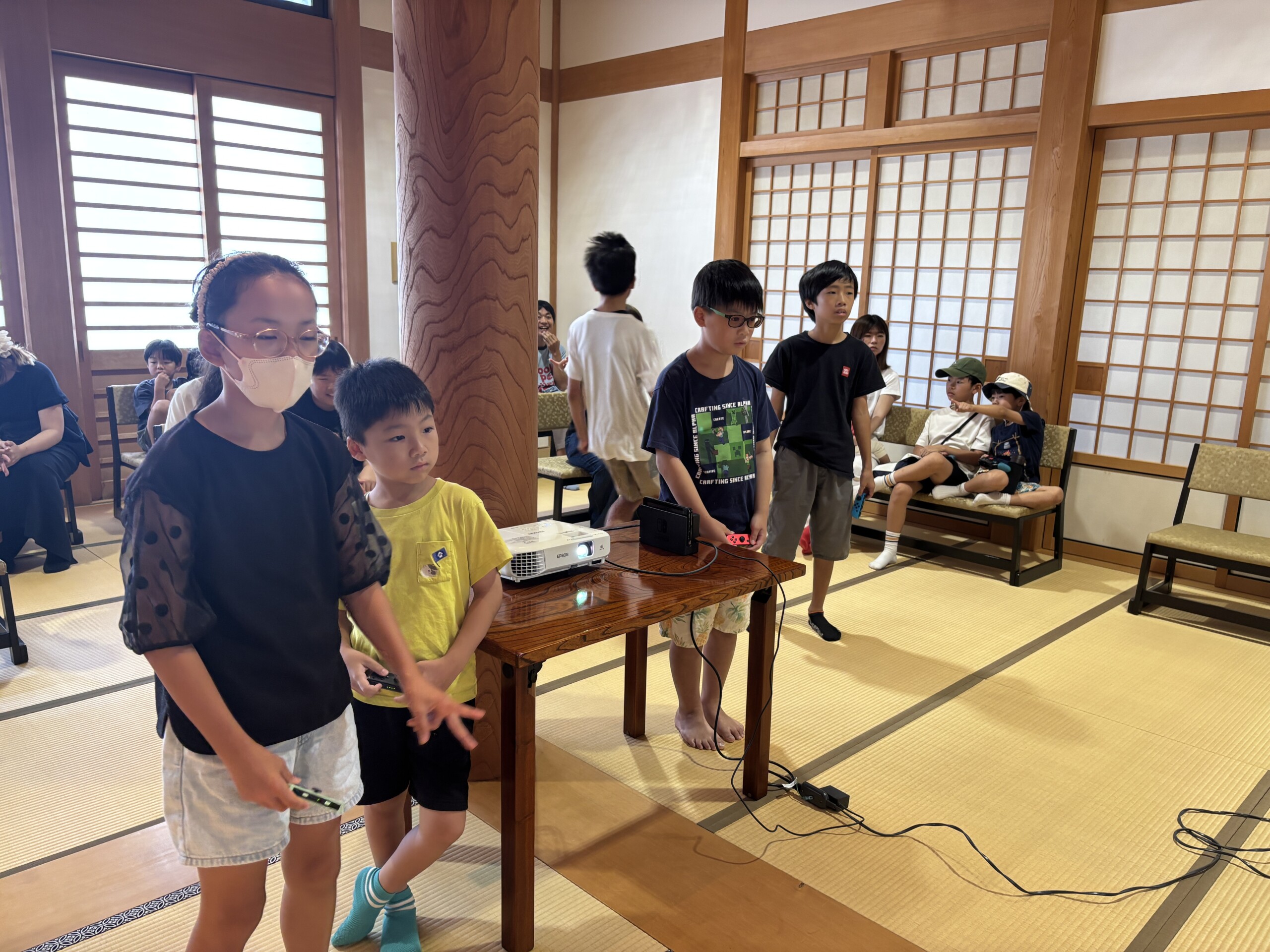 予選会場でゲームをプレイする子どもたち