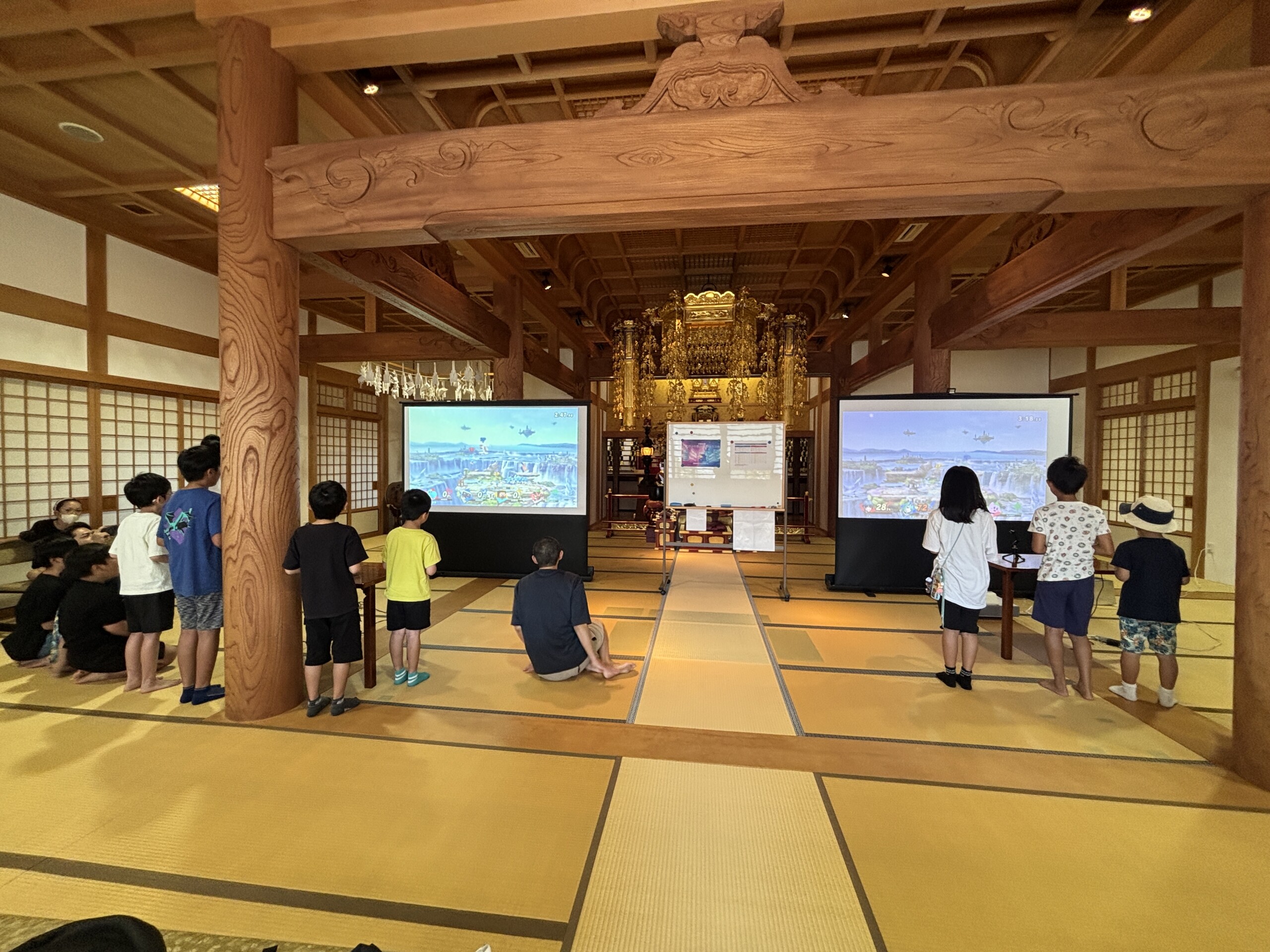 予選で対戦に集中する参加者たち