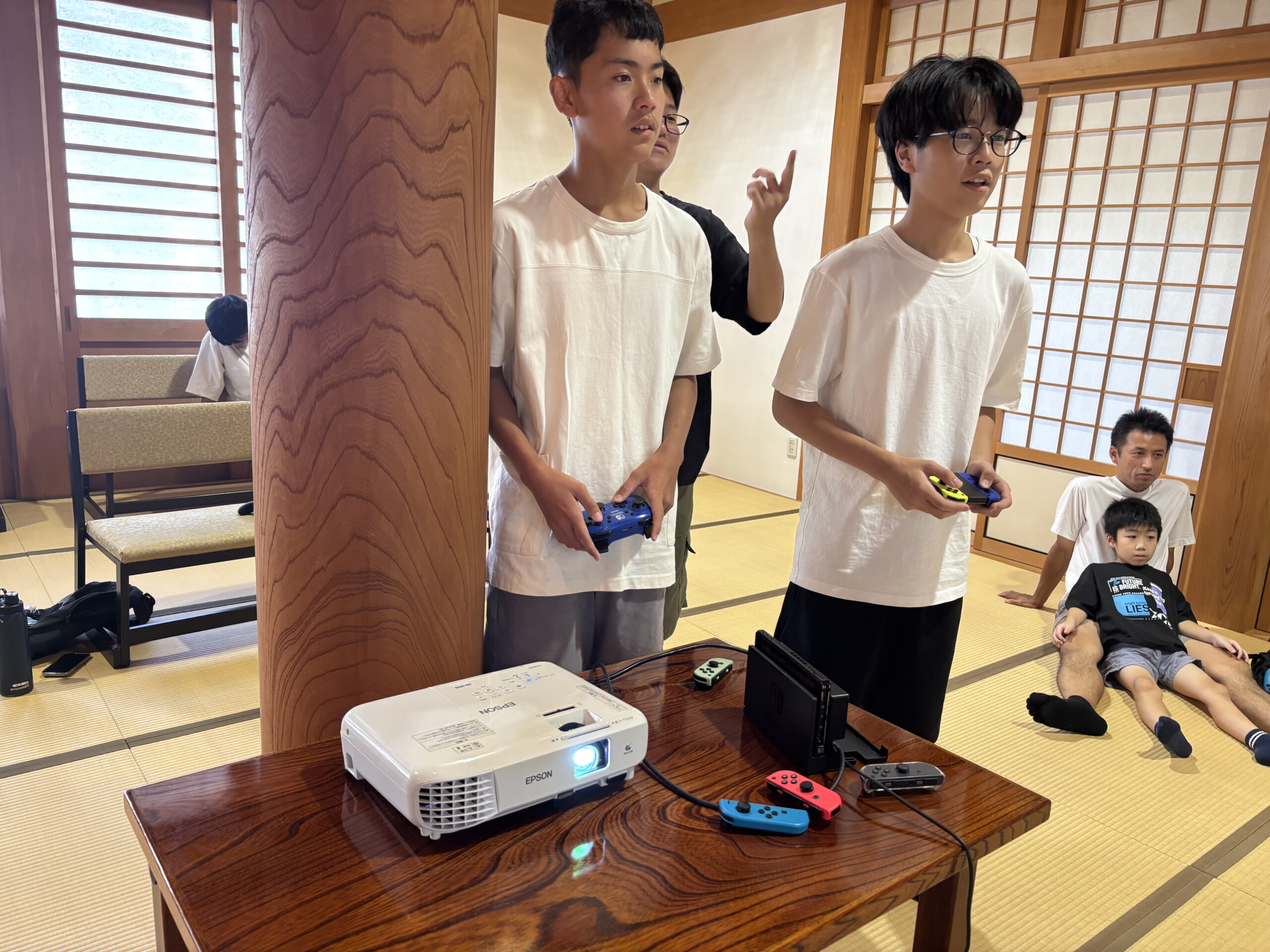 予選でコントローラーを手に対戦する参加者