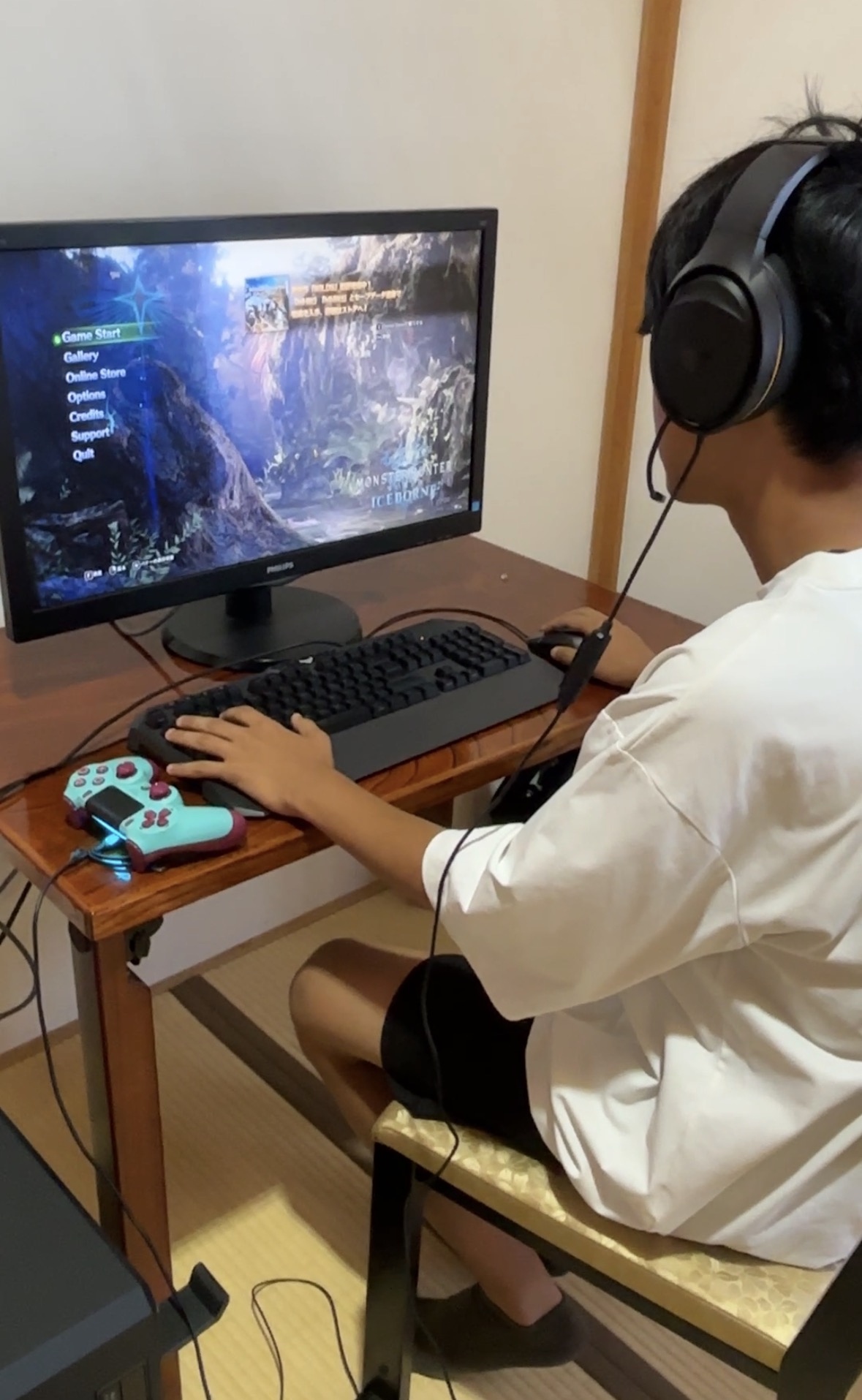 ゲーミングPCの画面に向かう体験参加者
