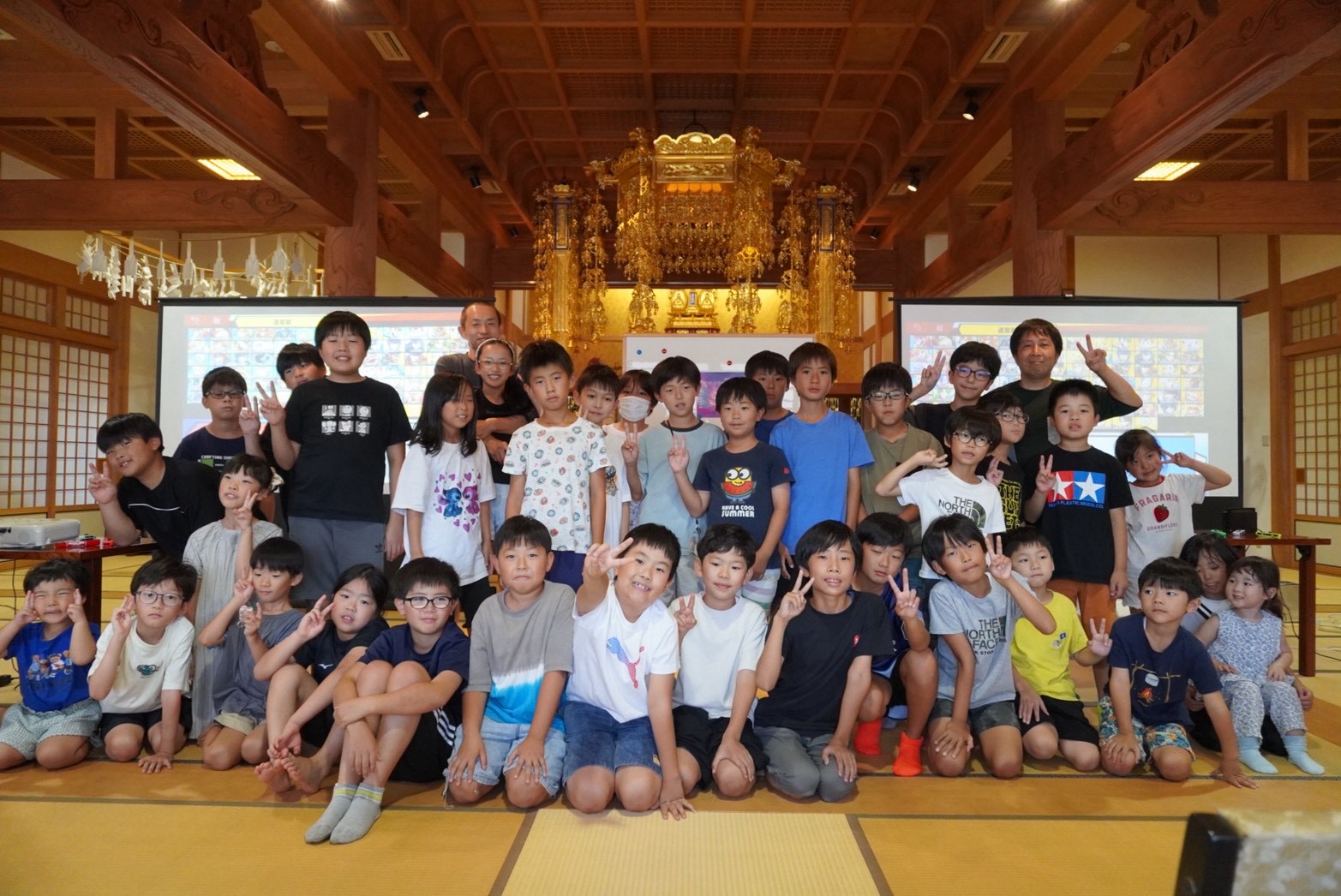 大会会場に集まった参加者たちの集合写真