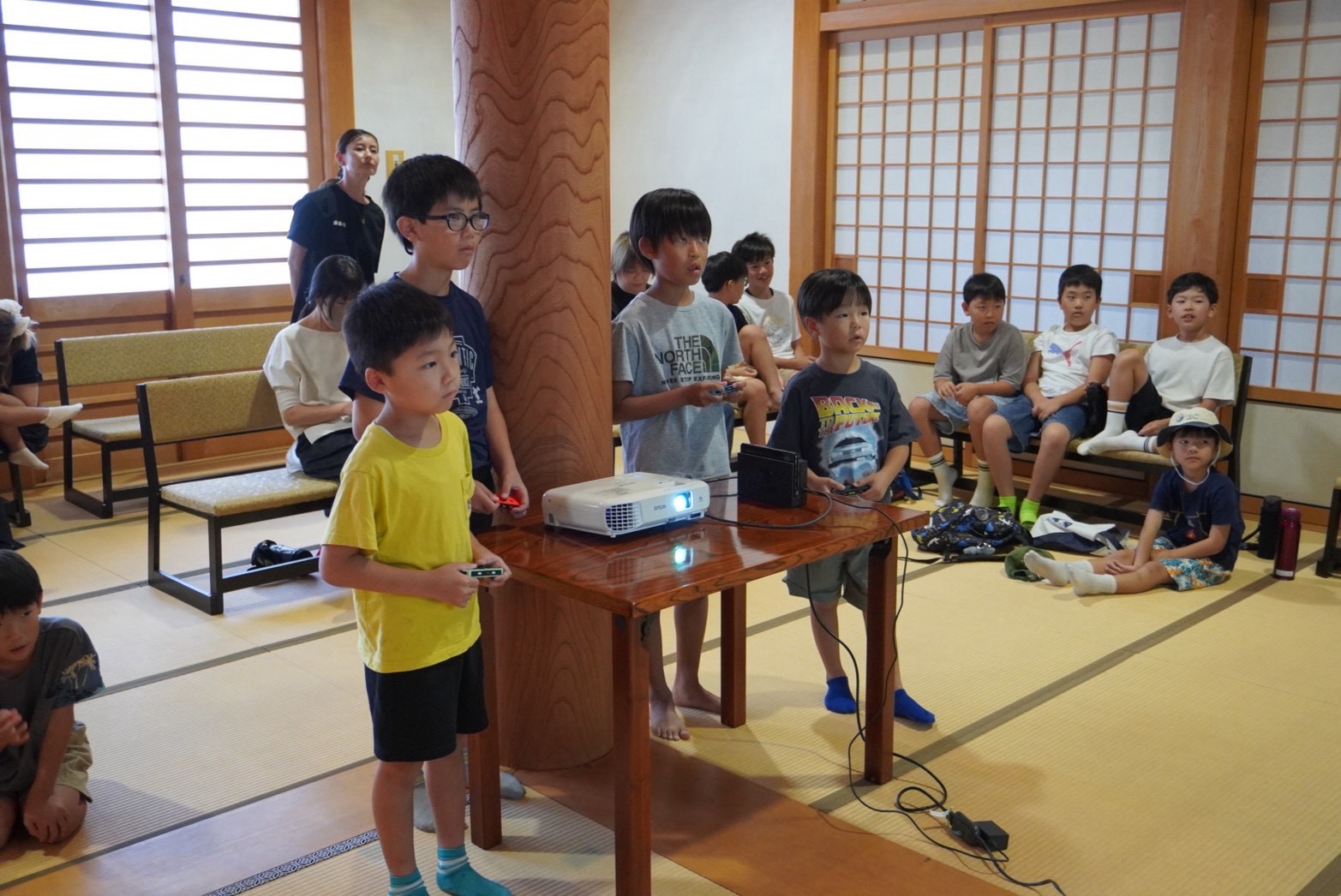 決勝トーナメントの熱戦を見守る会場