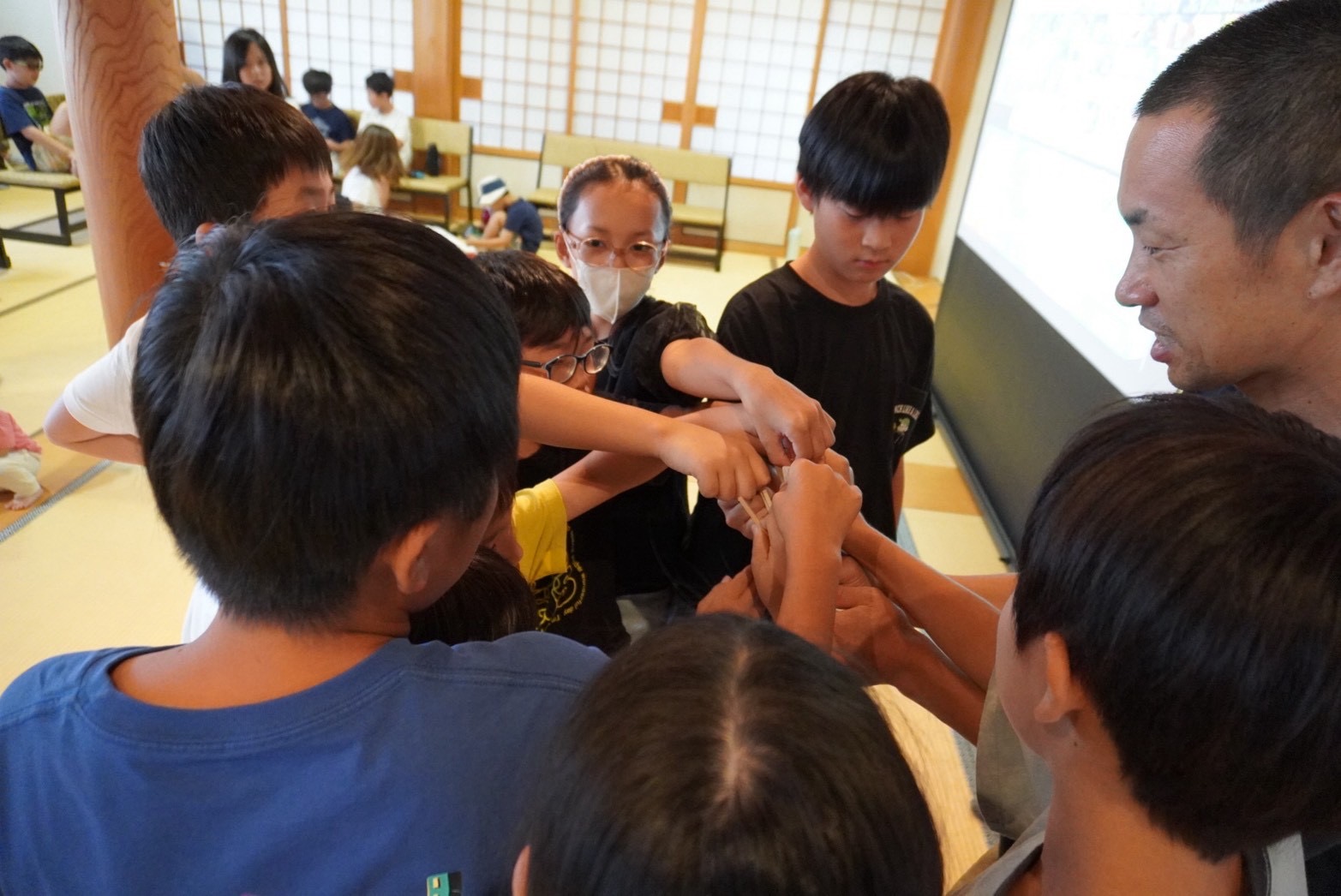 チャレンジ復活枠の抽選に参加する子どもたち