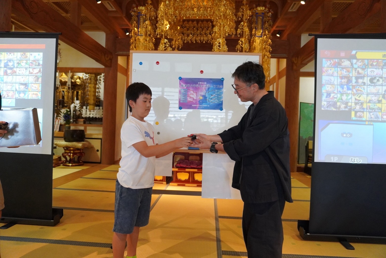 抽選景品を手に記念撮影する参加者
