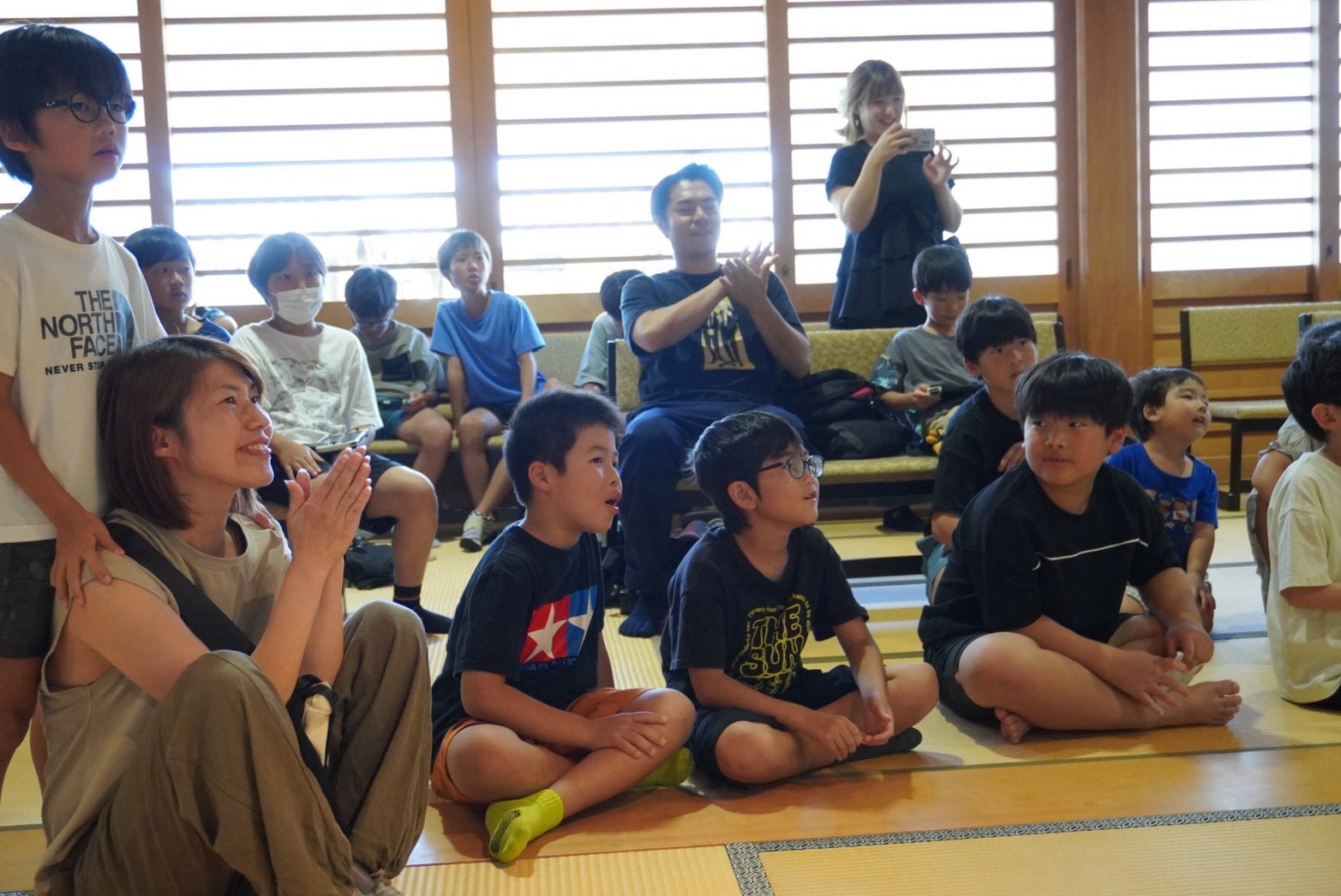 試合を見守りながら声援を送る参加者と来場者