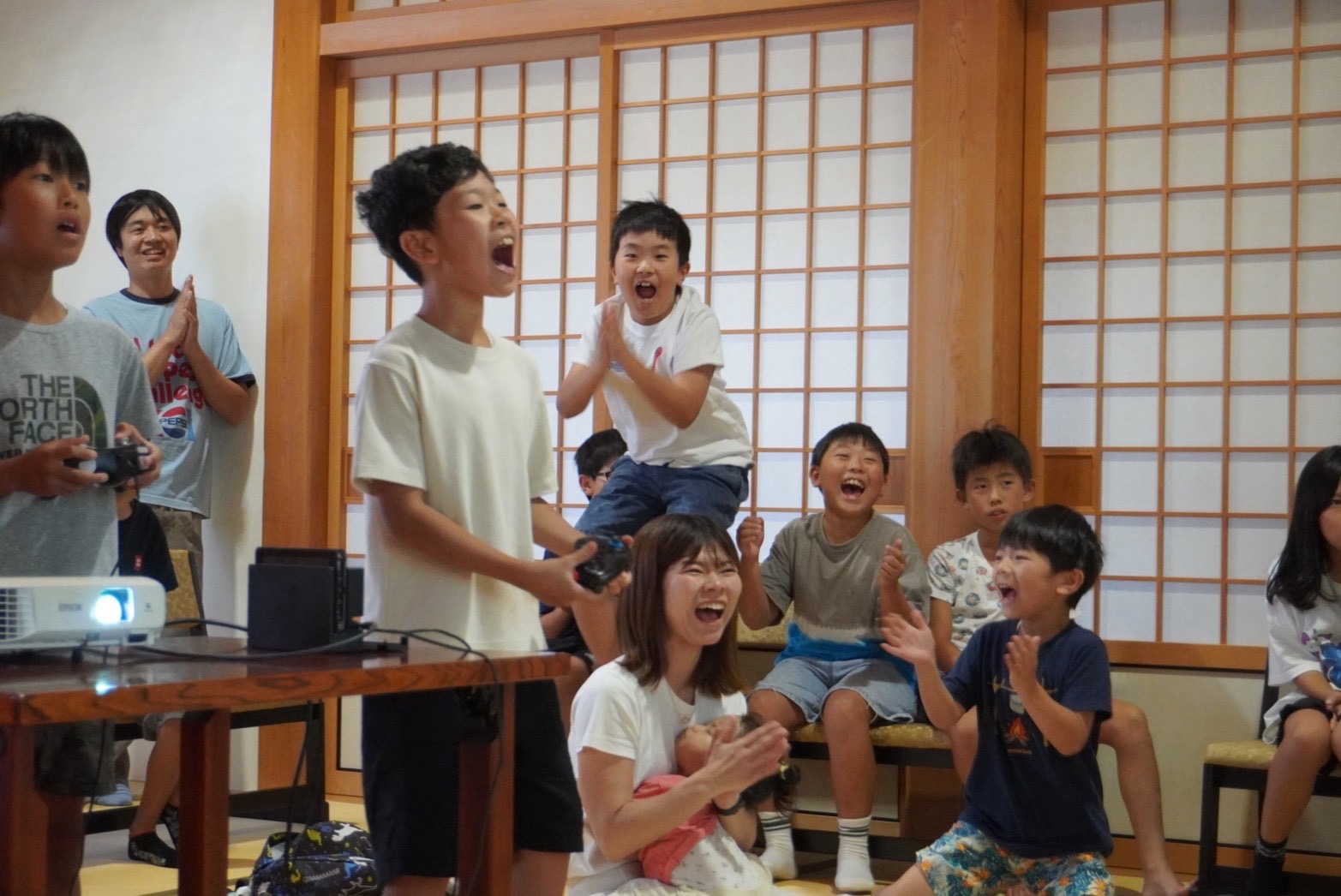 優勝決定を拍手で祝う大会会場