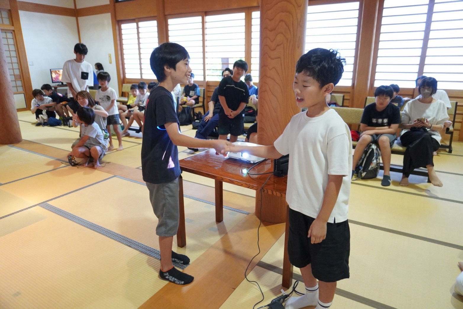 試合後に交流を楽しむ子どもたち