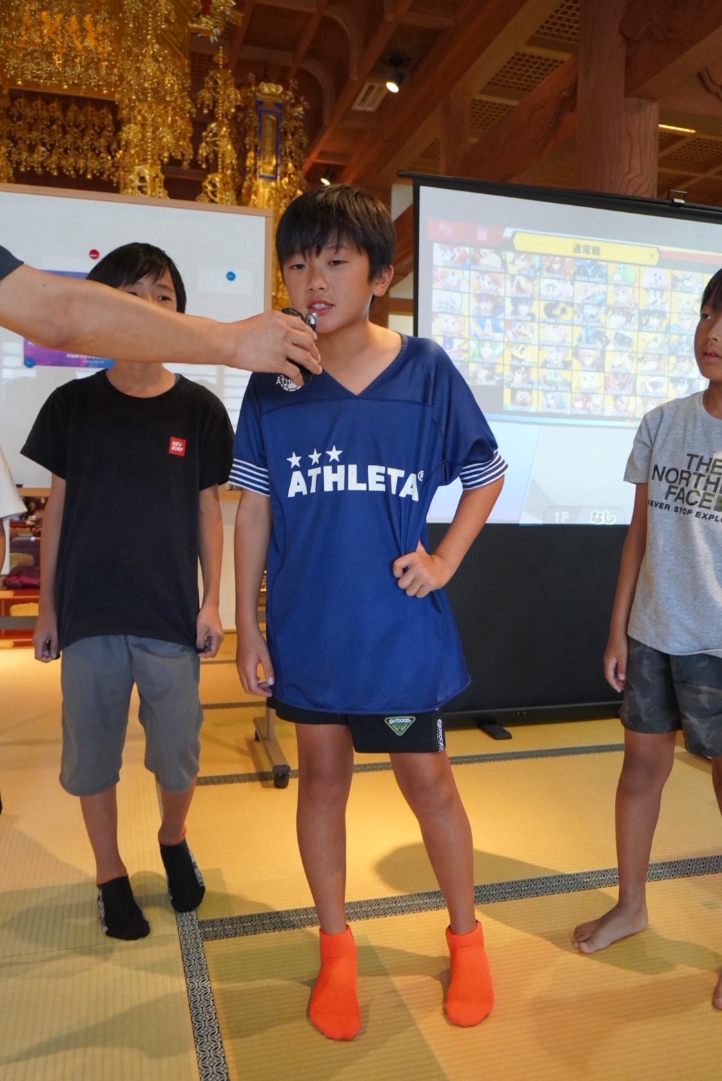 大会会場で交流を楽しむ参加者たち