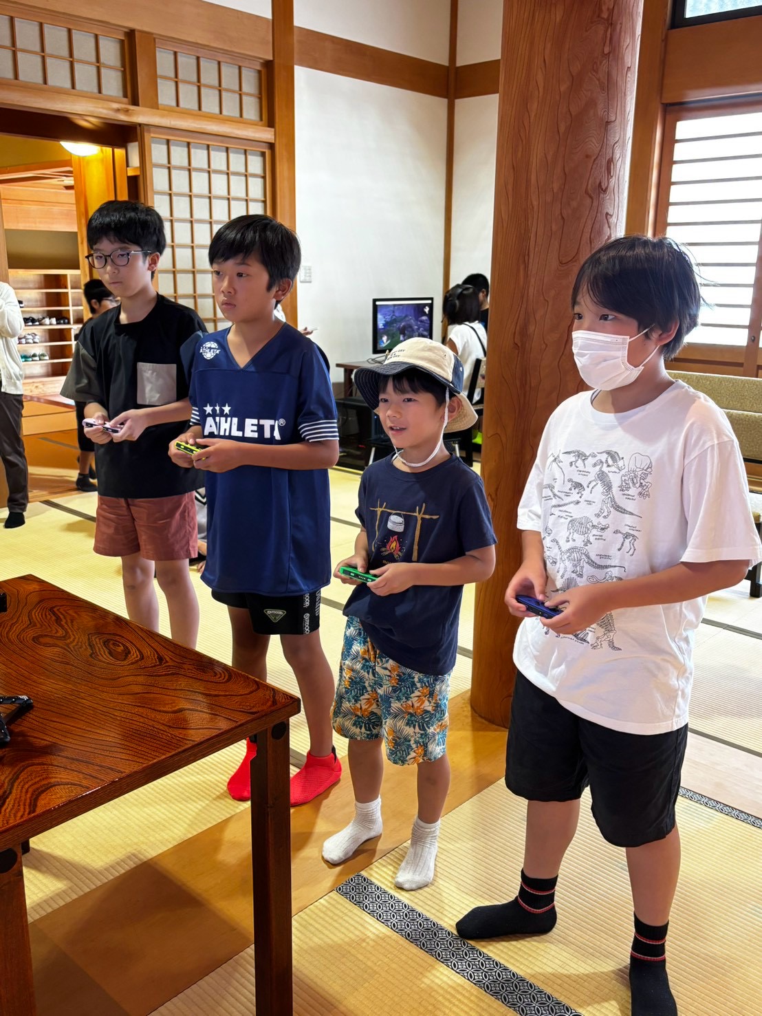 決勝トーナメントでコントローラーを手に対戦する参加者たち