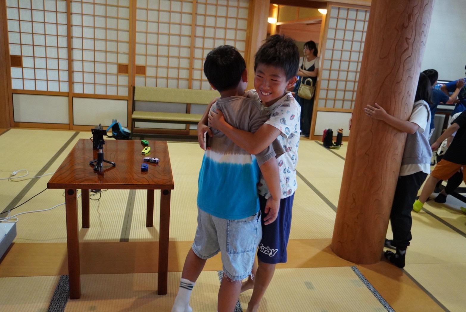 対戦後に笑顔で抱き合う参加者たち