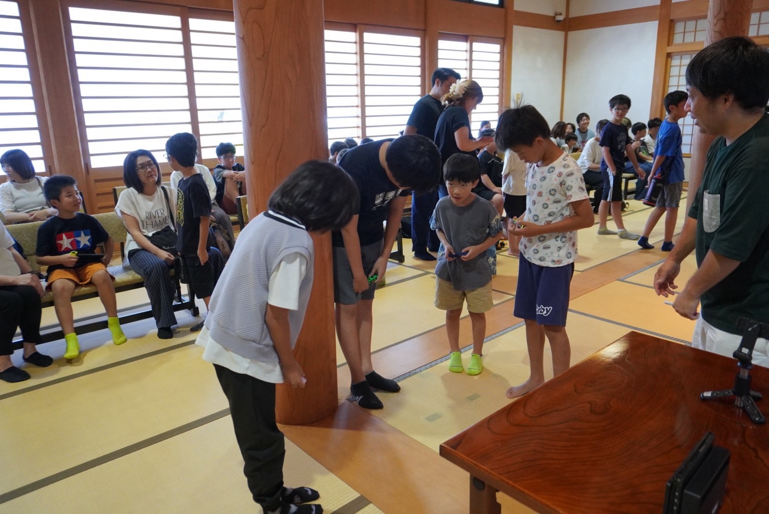 試合の合間に交流する参加者と来場者