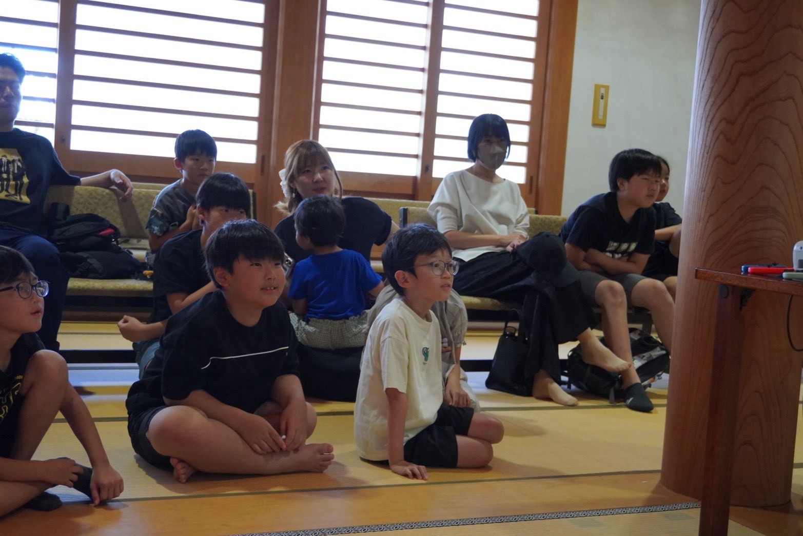 会場で試合を見守る子どもたち